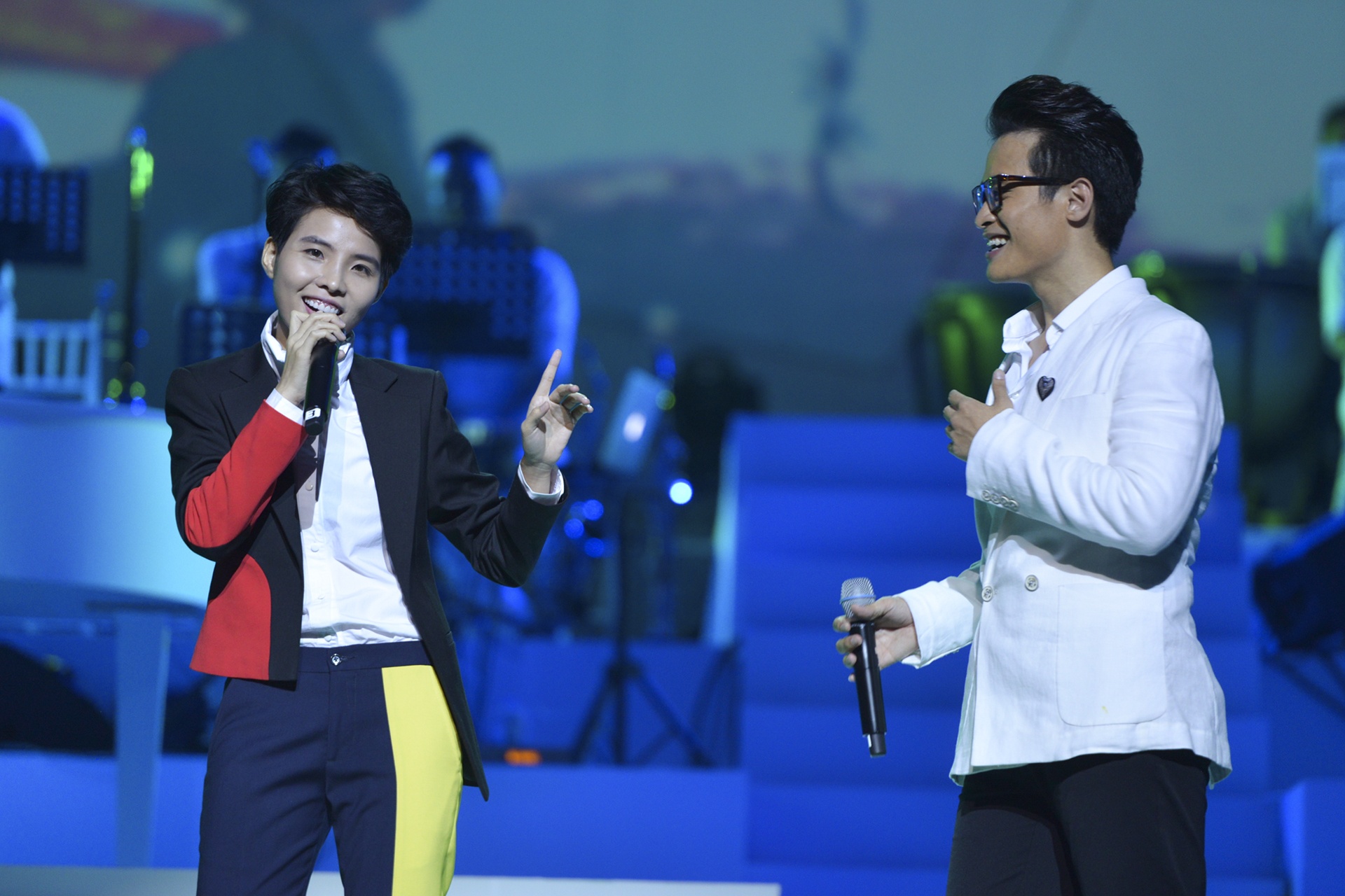 Ha Anh Tuan nam tay Vu Cat Tuong anh 1