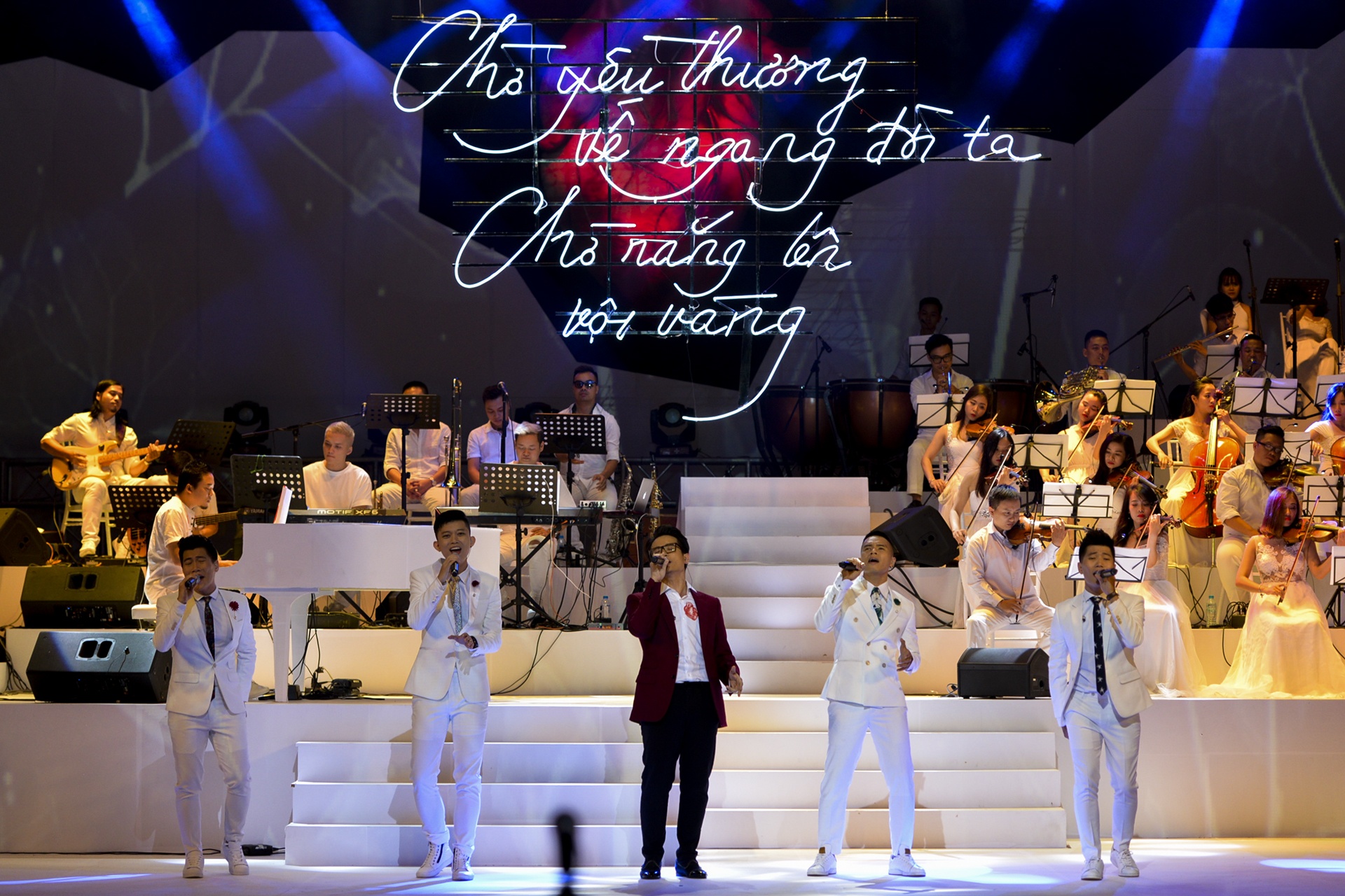 Ha Anh Tuan nam tay Vu Cat Tuong anh 8