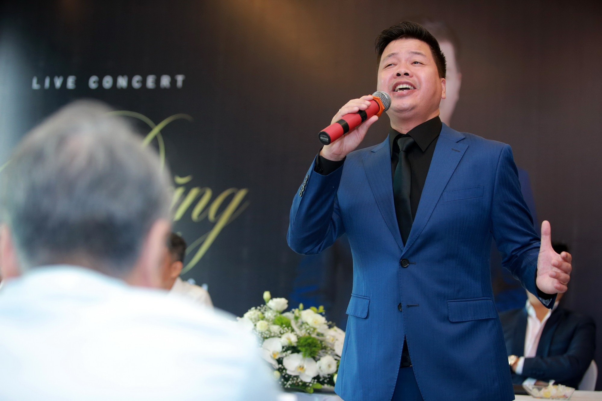 Dang Duong hat live ca khuc chu de cua dem nhac hinh anh