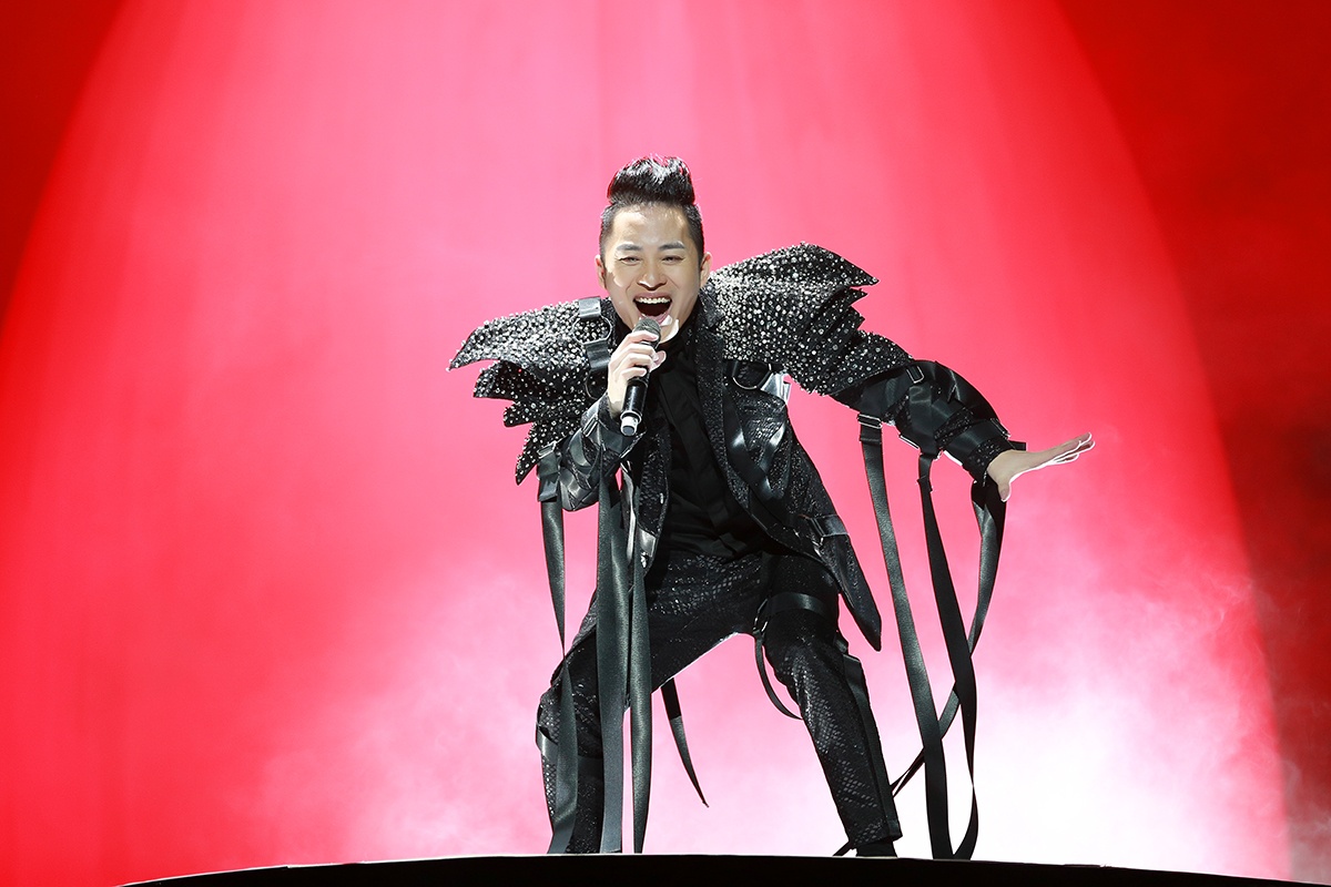 Tung Duong the hien 'Mat dem' trong live show 'Troi va Dat' hinh anh