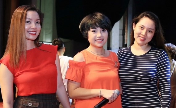 Bao Tram Idol tro lai san khau sau gan 2 thang sinh con dau long hinh anh