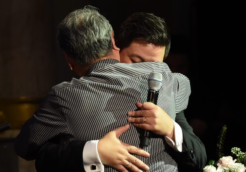 Dang Duong roi nuoc mat om thay Quang Tho trong live concert dau tien hinh anh