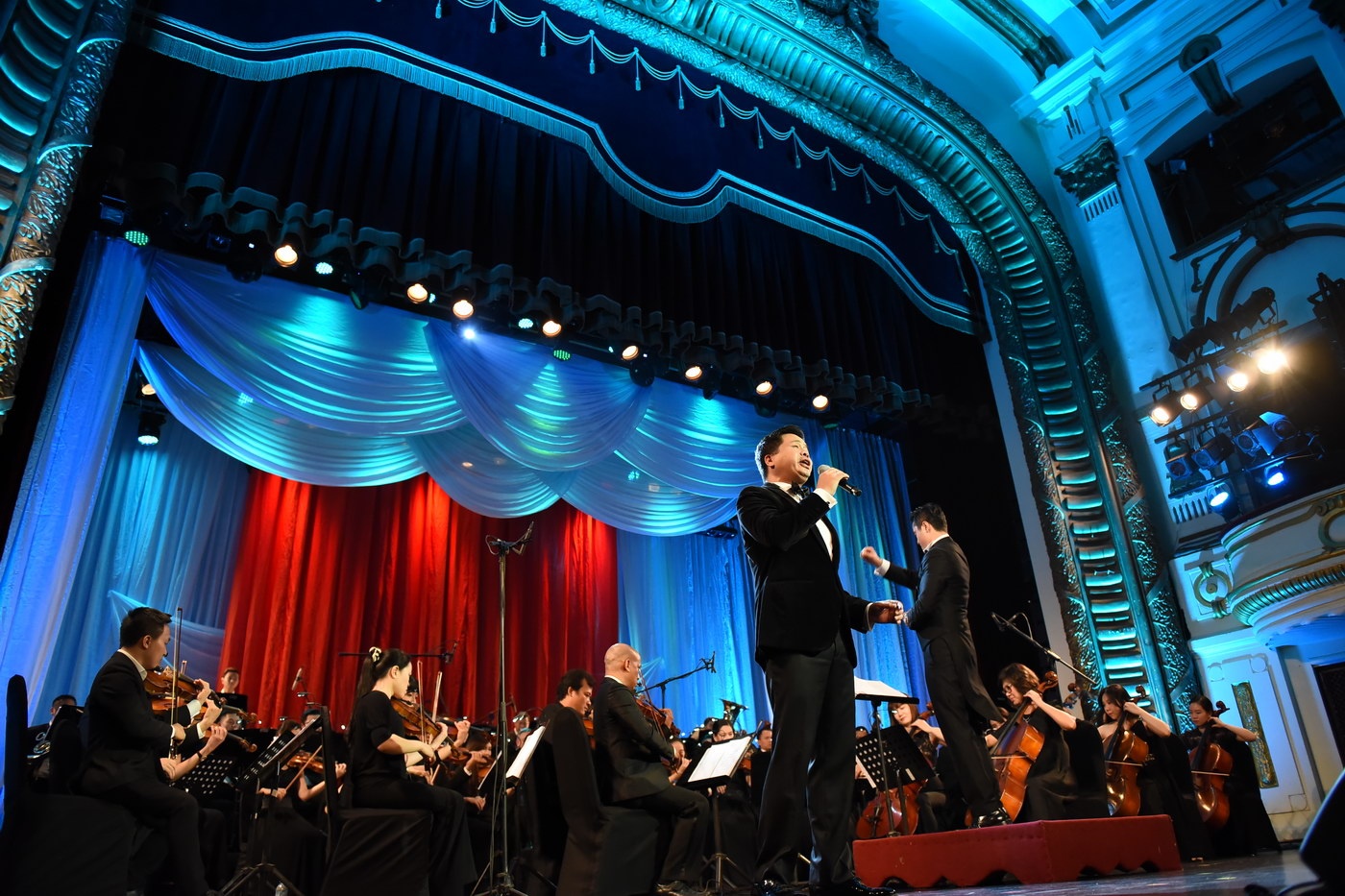 Dang Duong xuc dong om thay anh 3