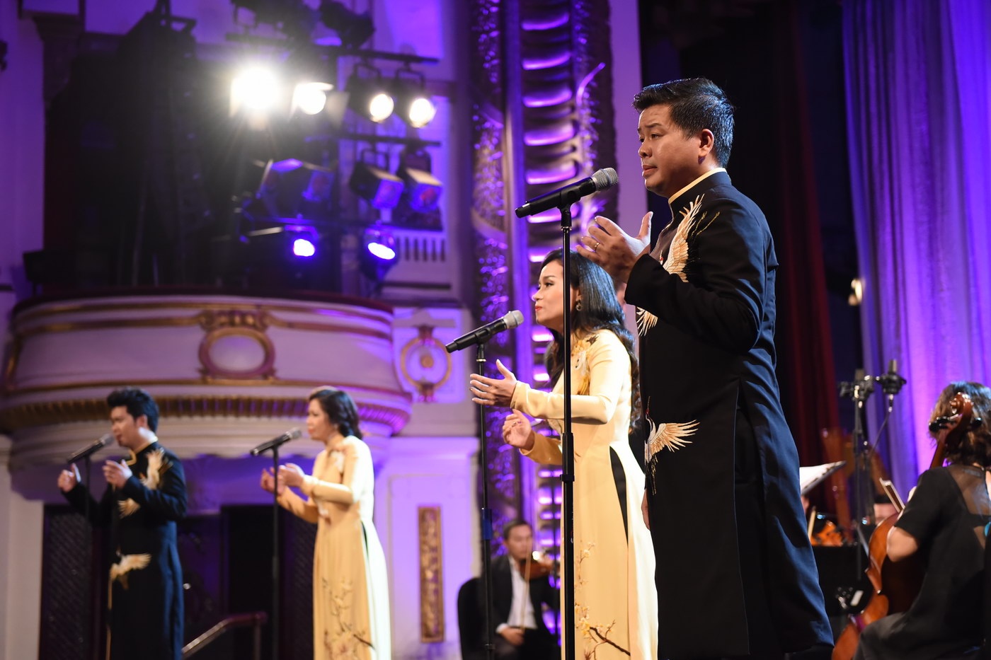 Dang Duong xuc dong om thay anh 6