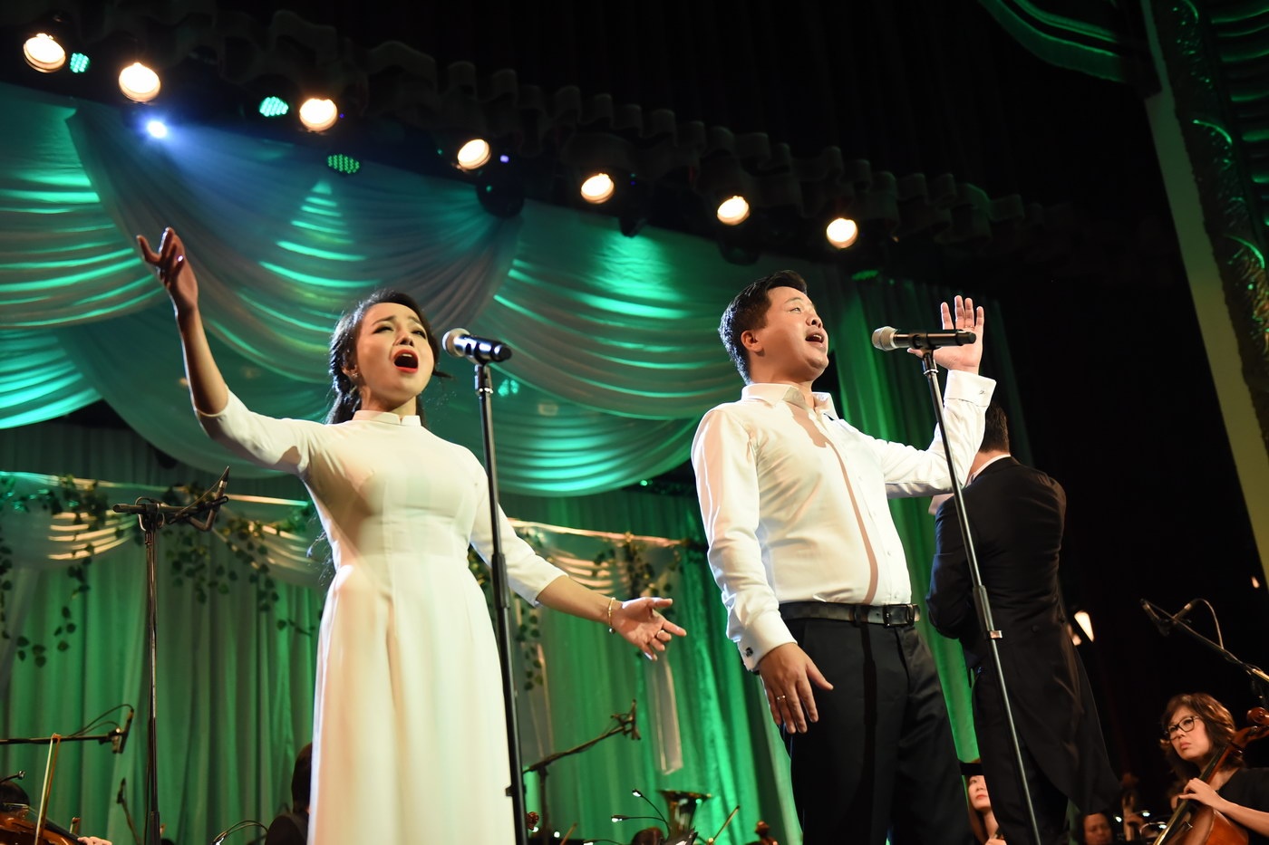 Dang Duong xuc dong om thay anh 7