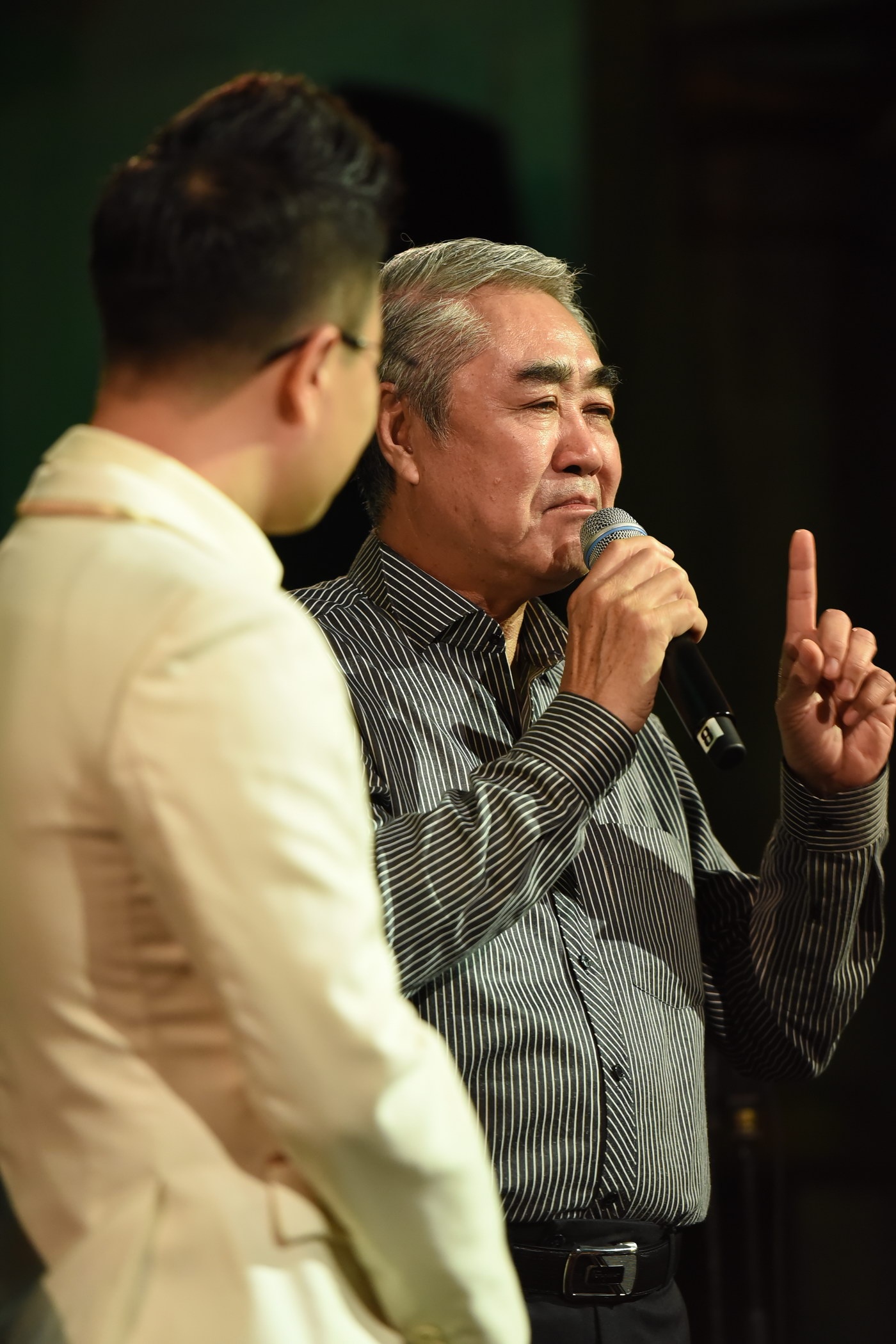 Dang Duong xuc dong om thay anh 2