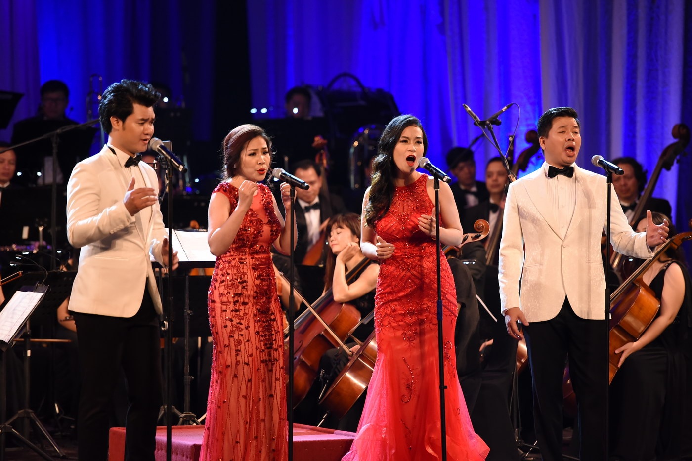 Dang Duong xuc dong om thay anh 9