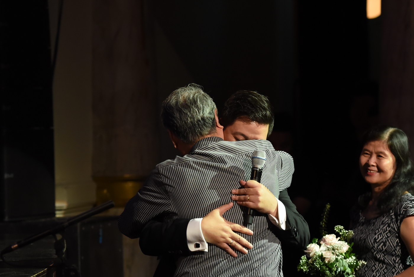 Dang Duong xuc dong om thay anh 1