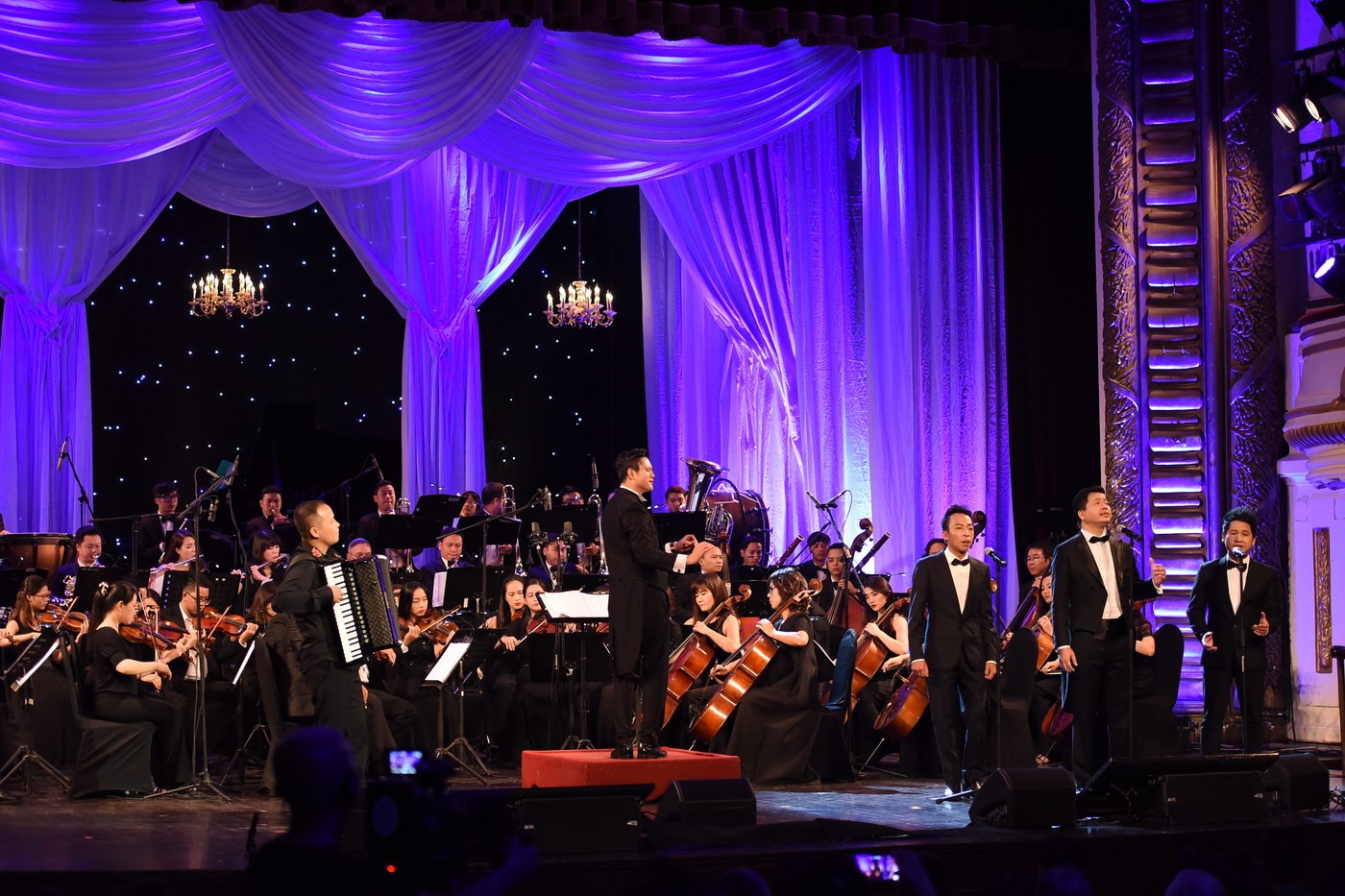 Dang Duong xuc dong om thay anh 11