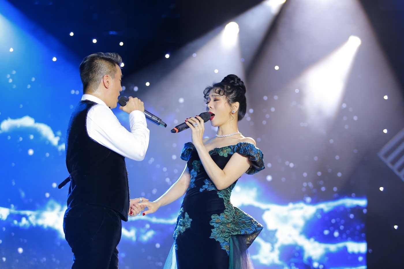 Ho Ngoc Ha tranh Le Quyen anh 1