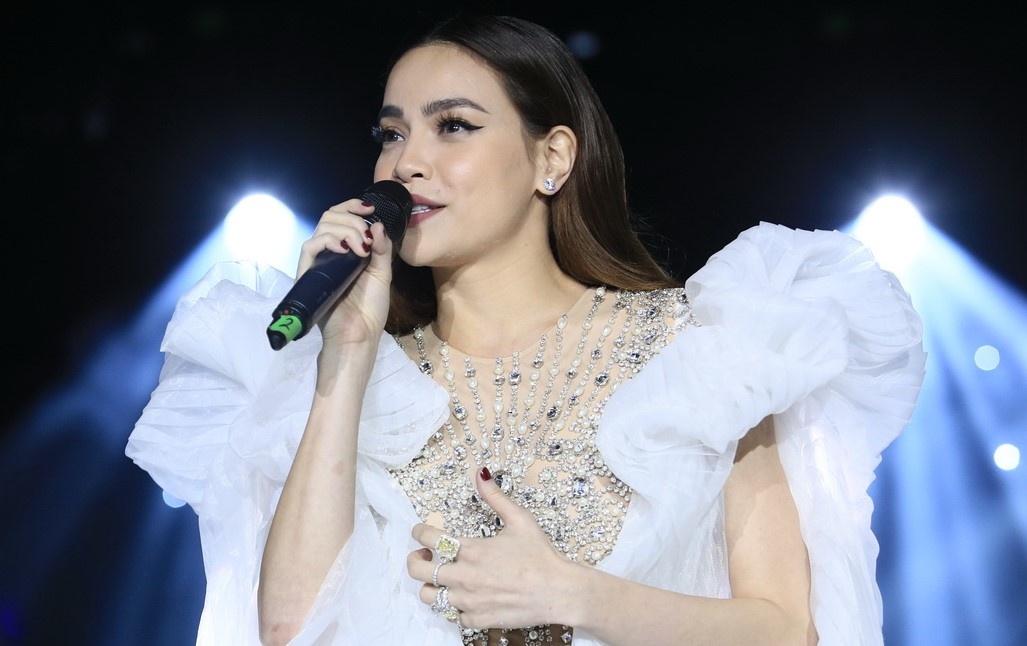 Le Quyen va Ho Ngoc Ha tranh mat nhau trong dem nhac voi Dam Vinh Hung hinh anh