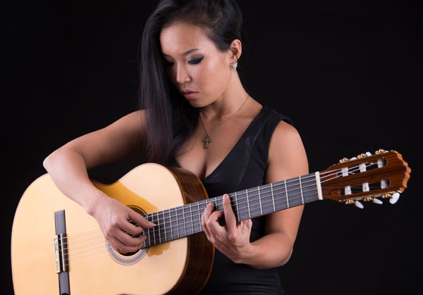 Ban cay dan yeu quy de danh thuc 'chang guitar co dien Ha thanh' hinh anh