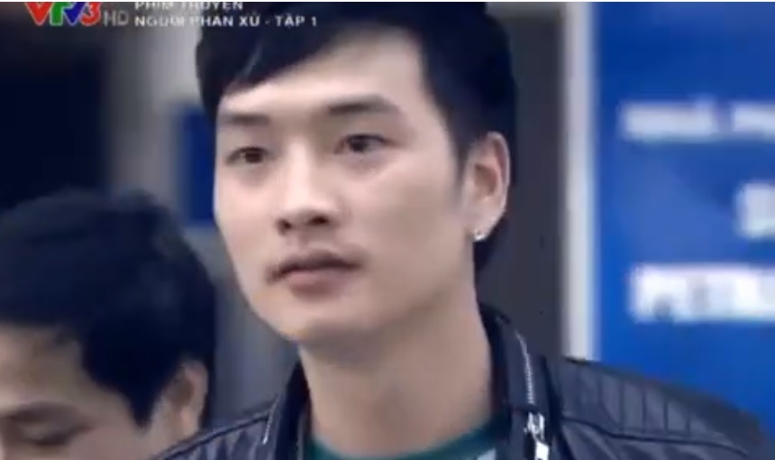 Dien vien 'Nguoi phan xu' boc dau xe may, chui bay giua pho hinh anh