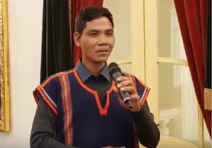 Nghe nhan hao hung vi duoc di may bay ra Ha Noi hinh anh