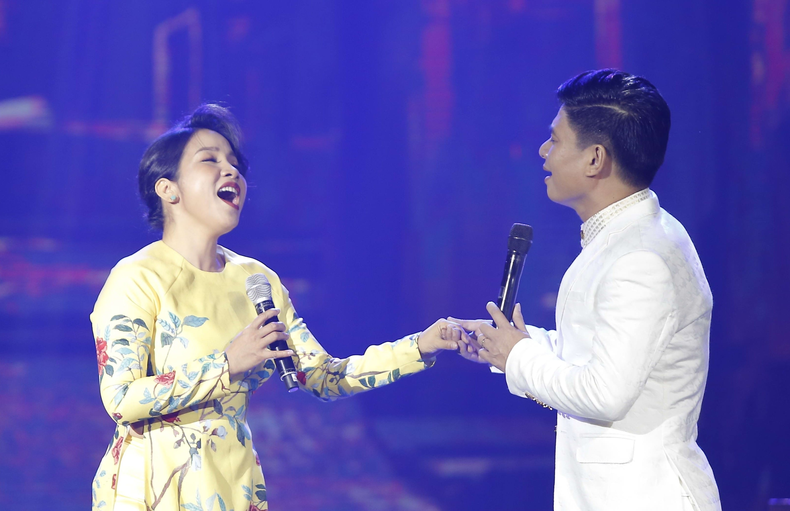 My Linh 'run' khi hat voi Tan Minh ca khuc cua Duong Cam hinh anh