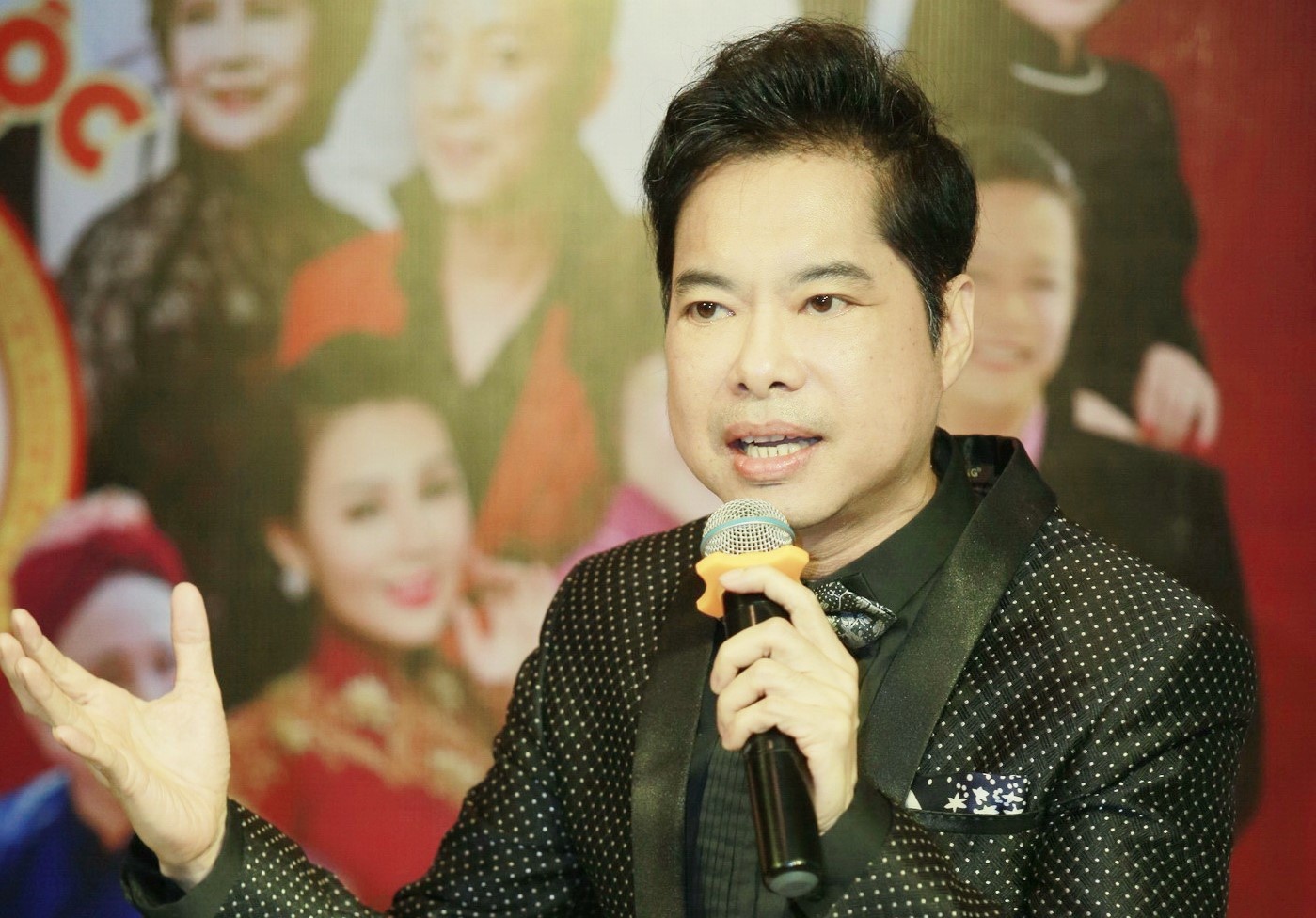 Ngoc Son huy show dien chau Au de tham gia Gala hai Tet o Ha Noi hinh anh