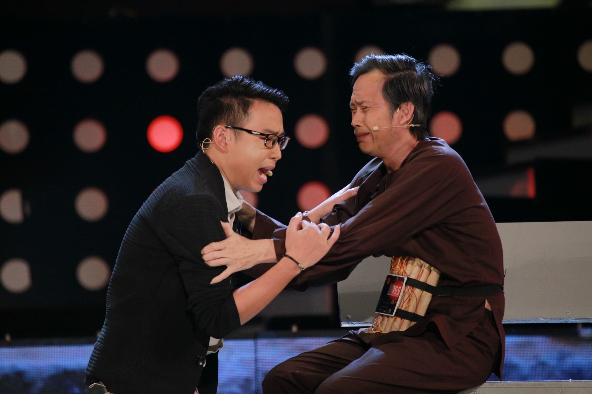 Hoai Linh khien khan gia Ha Noi cuoi 'chay nuoc mat' hinh anh