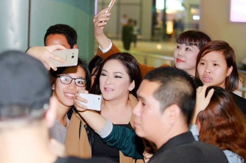 Nhu Quynh ra Ha Noi, duoc fan vay kin va goi la 'Nguoi tinh mua dong' hinh anh