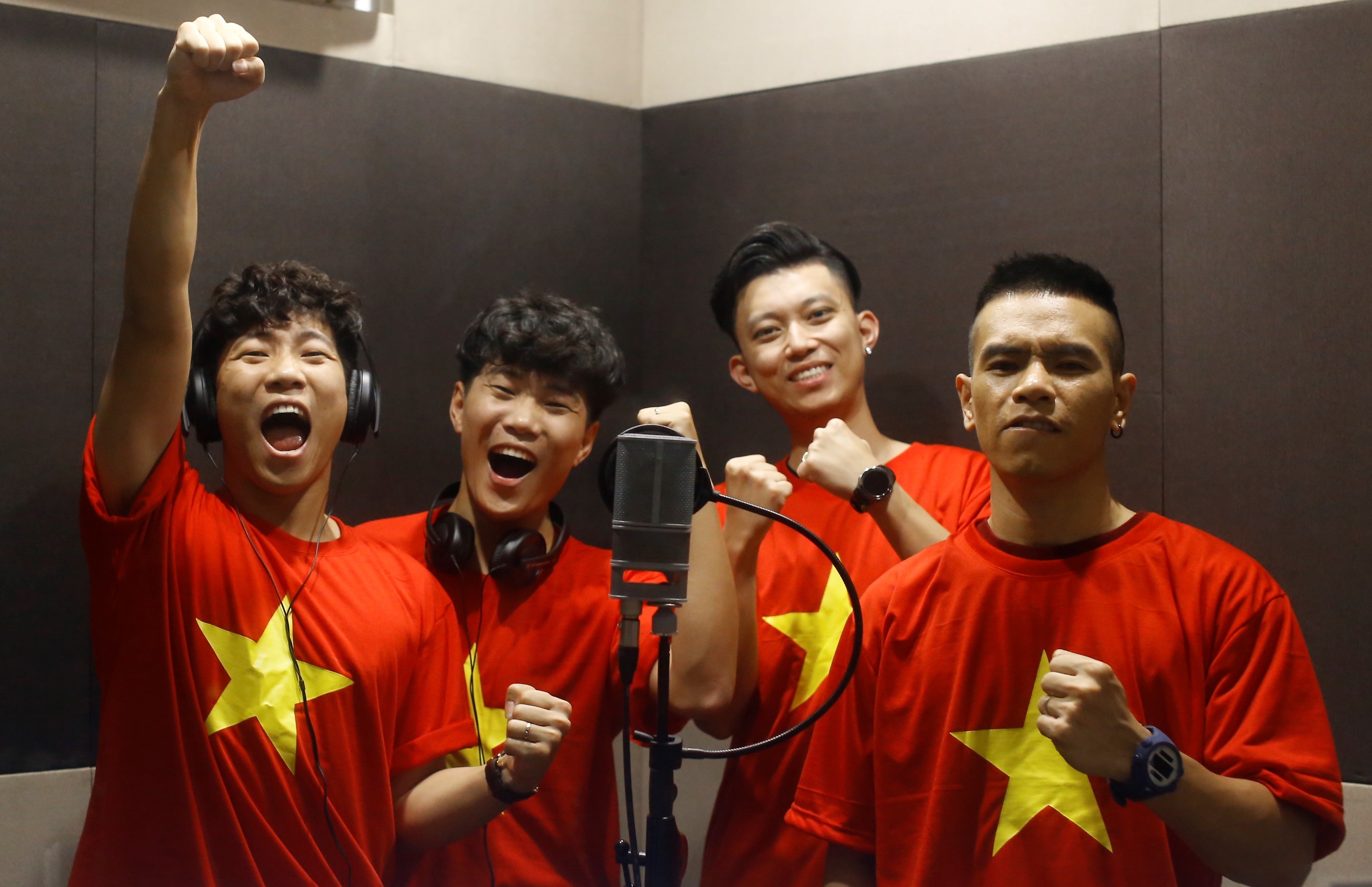 OPlus sang tac ca khuc 'Buoc chan than ky' danh tang U23 Viet Nam hinh anh