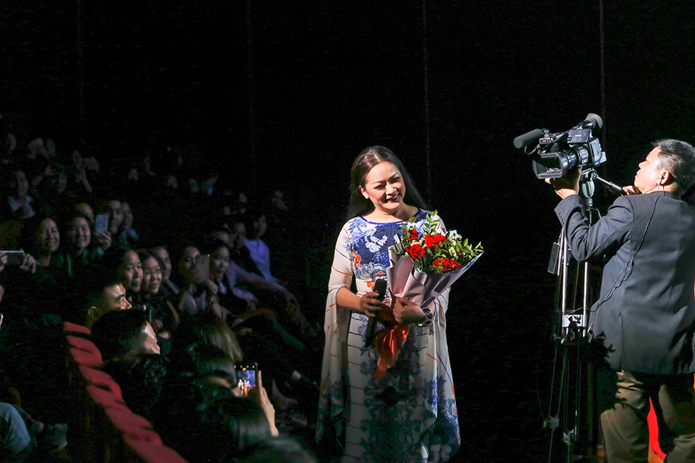 Nhu Quynh lan dau nam tay Truong Vu anh 12