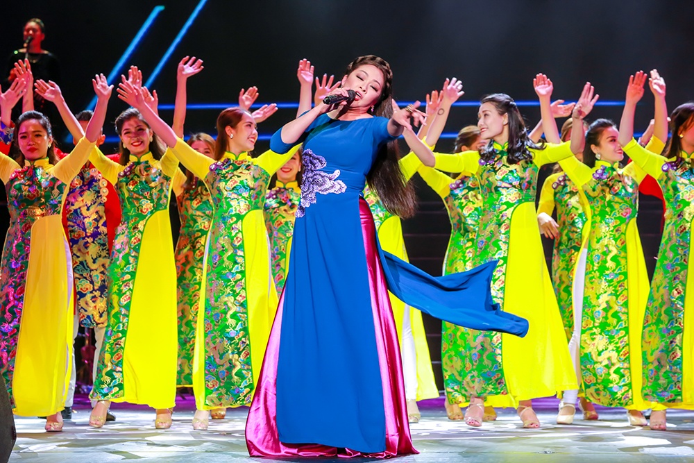 Nhu Quynh lan dau nam tay Truong Vu anh 11