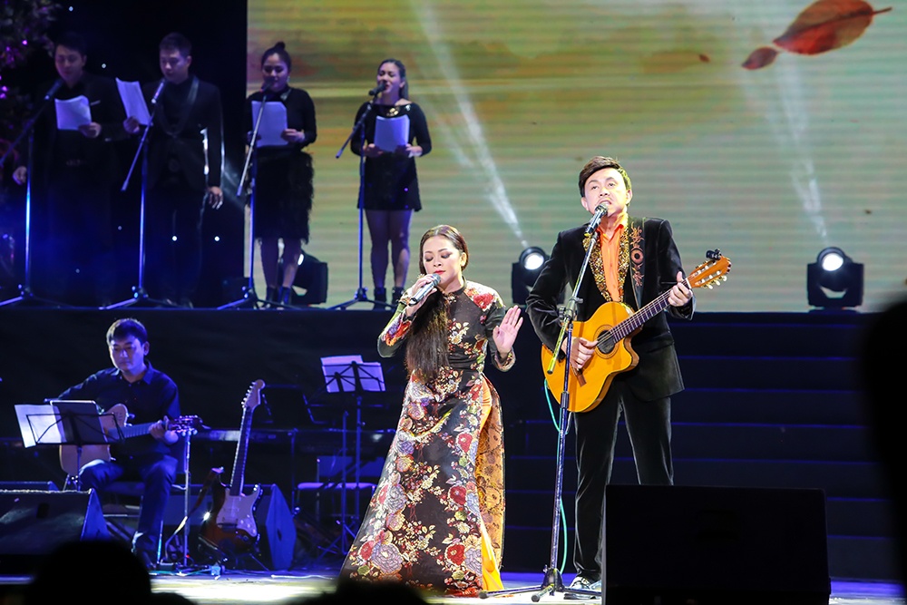 Nhu Quynh lan dau nam tay Truong Vu anh 5