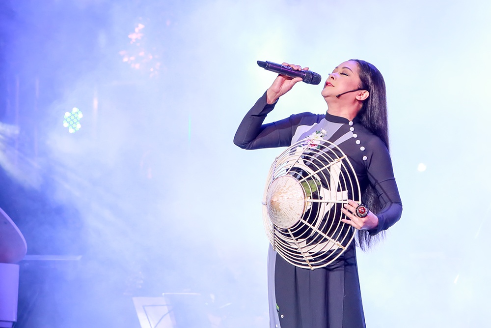 Nhu Quynh hat 'Duyen phan' trong live show dau tien tai Viet Nam hinh anh