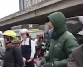 Trung Anh xo xat voi tai xe taxi hinh anh