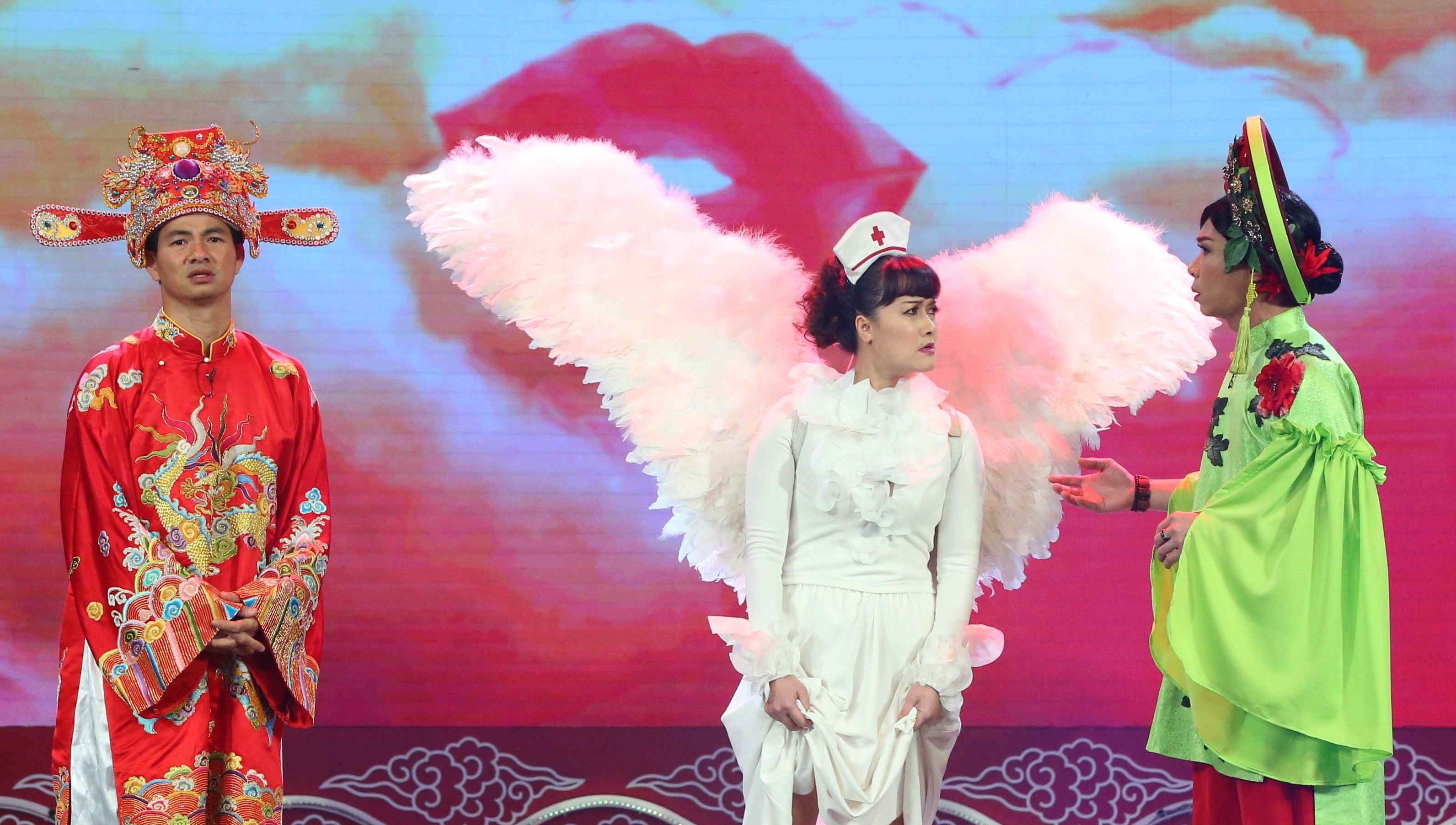 Tao Y te deo canh thien than, Tu Long khong ngung livestream hinh anh