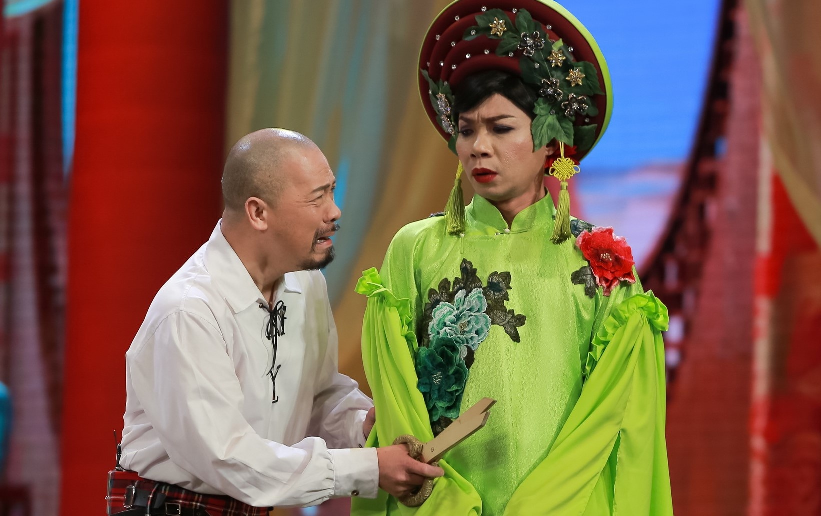 Dang sau trang phuc loe loet cua 'co Dau' trong Tao Quan 2018 hinh anh