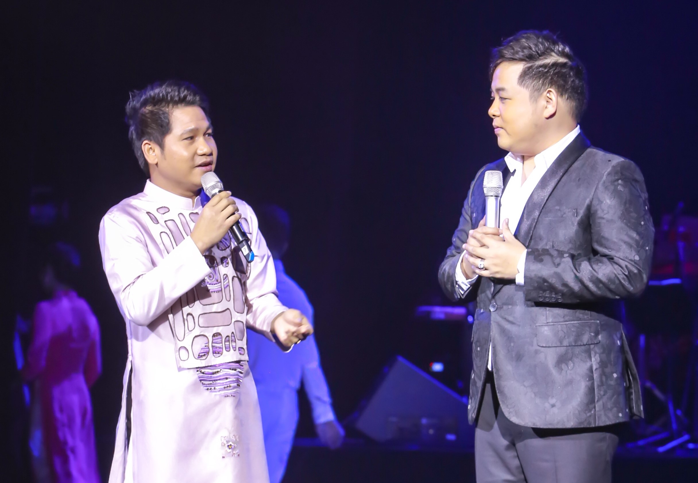 Quang Le lien tiep de nghi ca si nhac do Trong Tan hat Bolero hinh anh