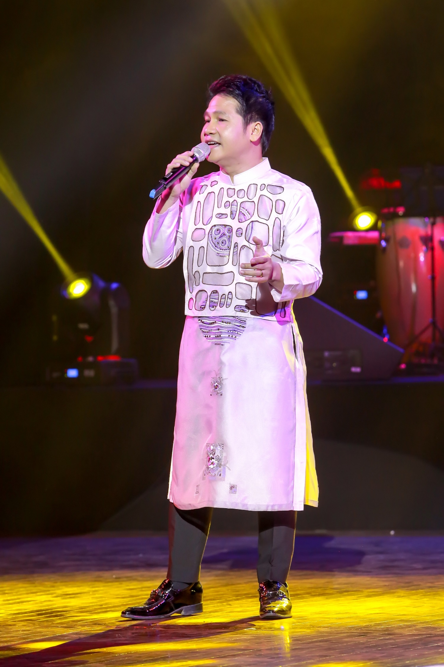 Trong Tan hat Bolero anh 7