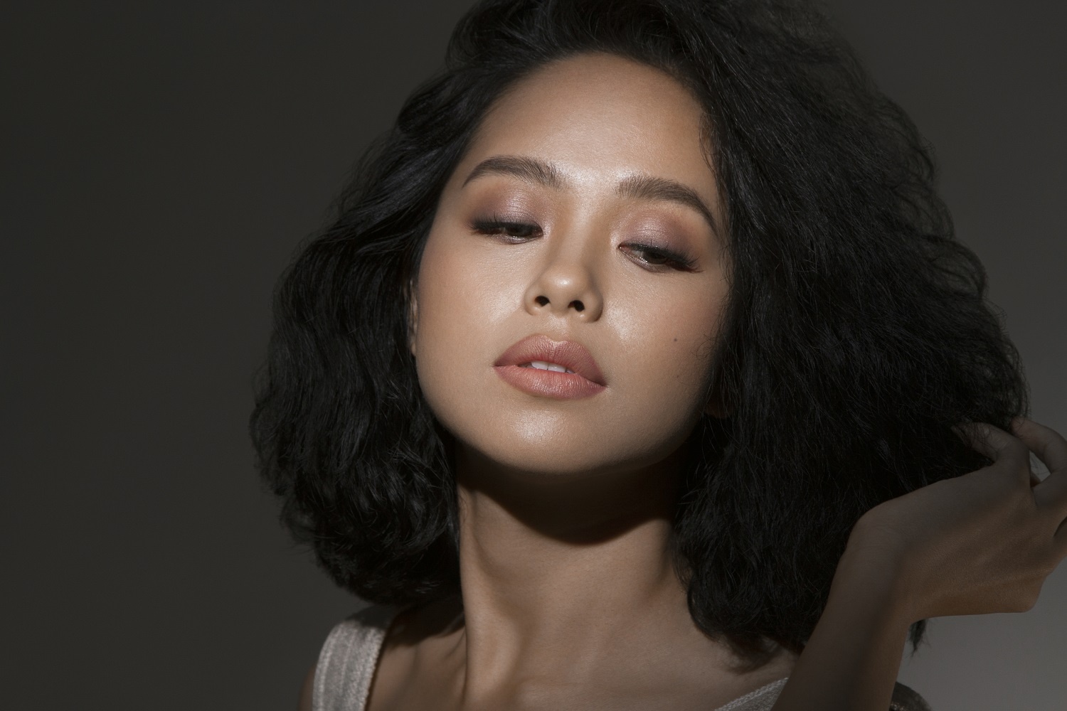 Hoang Quyen: 'Nuc cuoi khi hoa hau, ca si giai tri nhan la nghe si' hinh anh