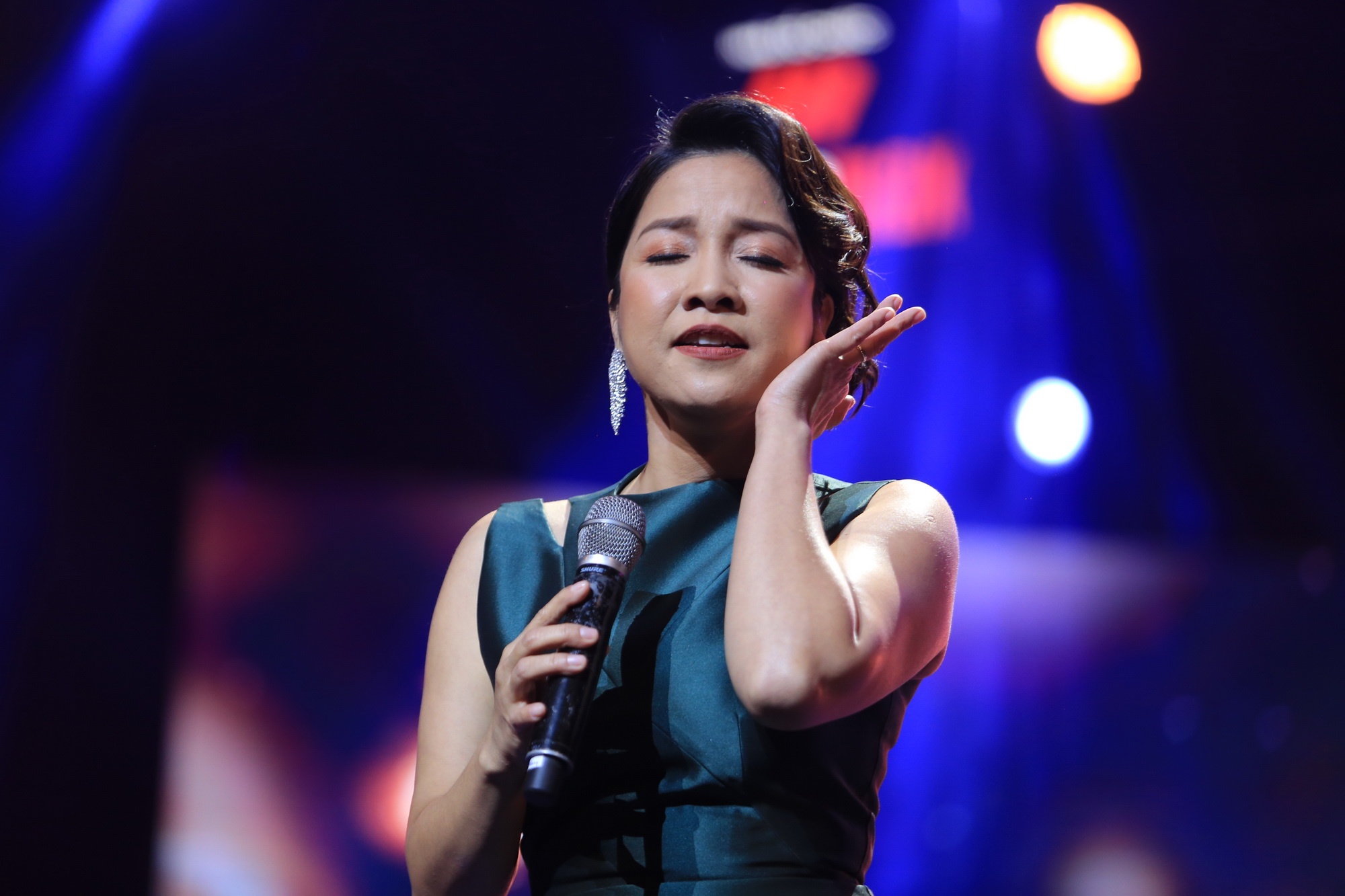 Khanh Ly danh ca mot doi de khoc, My Linh van xin duoc hat ca khuc moi hinh anh