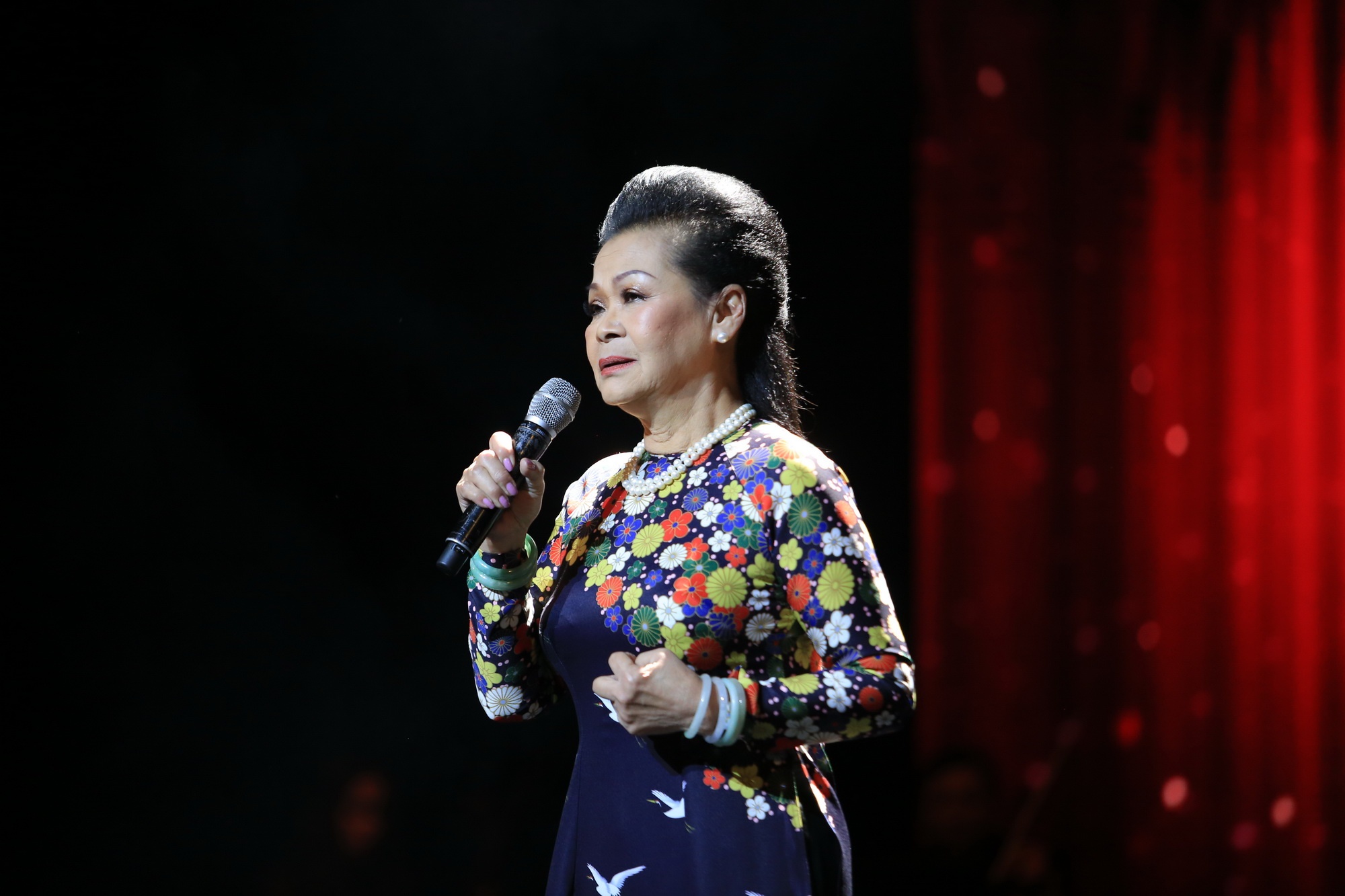 Khanh Ly 'chanh long' voi cau hoi cua MC tren san khau hinh anh