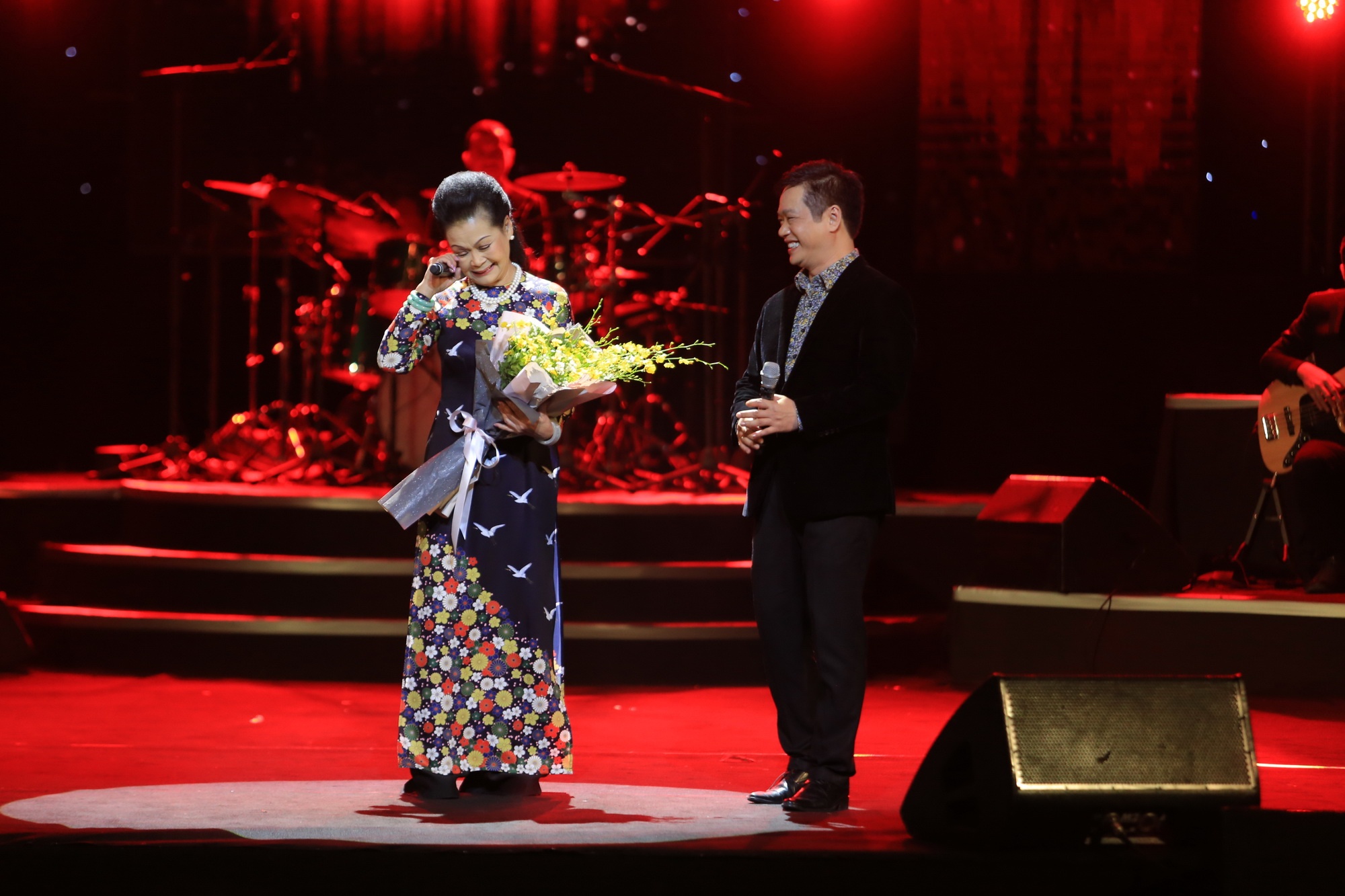 Khanh Ly cam thay chanh long anh 2