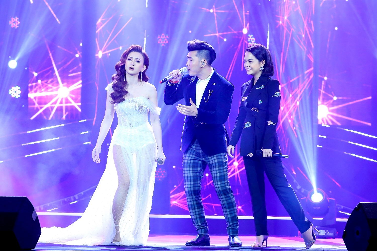 Pham Quynh Anh nghen ngao trong live show Ung Hoang Phuc hinh anh