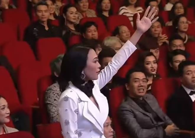 My Tam va cach hanh xu 'chang giong ai' tai le trao giai Cong hien hinh anh