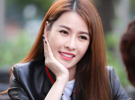 Que Van noi ve tin don lam 'Tu ba showbiz' hinh anh