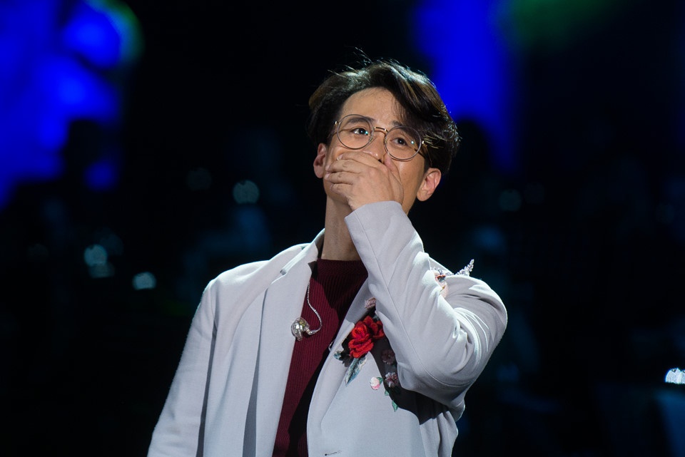 Ha Anh Tuan roi nuoc mat truoc nhung trang vo tay cua khan gia hinh anh