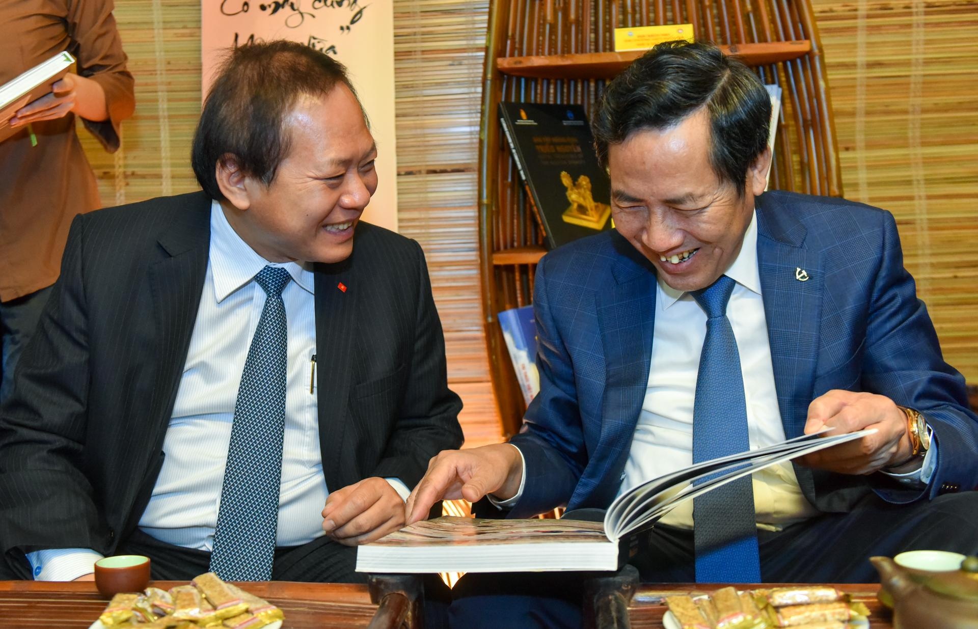 le trao giai thuong sach Quoc gia anh 3