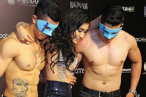 Hat mai khong noi, co nen 'co dam an xoi' nhu Tieu Chau Nhu Quynh? hinh anh