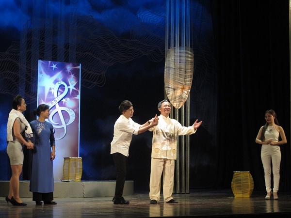 Lien hoan san khau anh 1