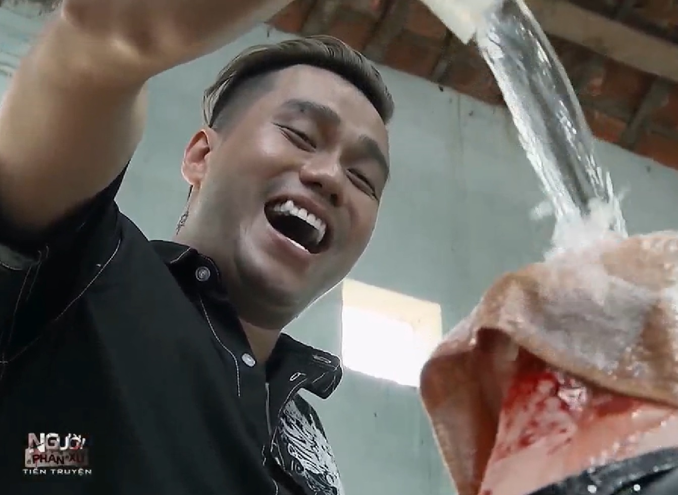 Nguoi phan xu tien truyen gay tranh cai anh 1