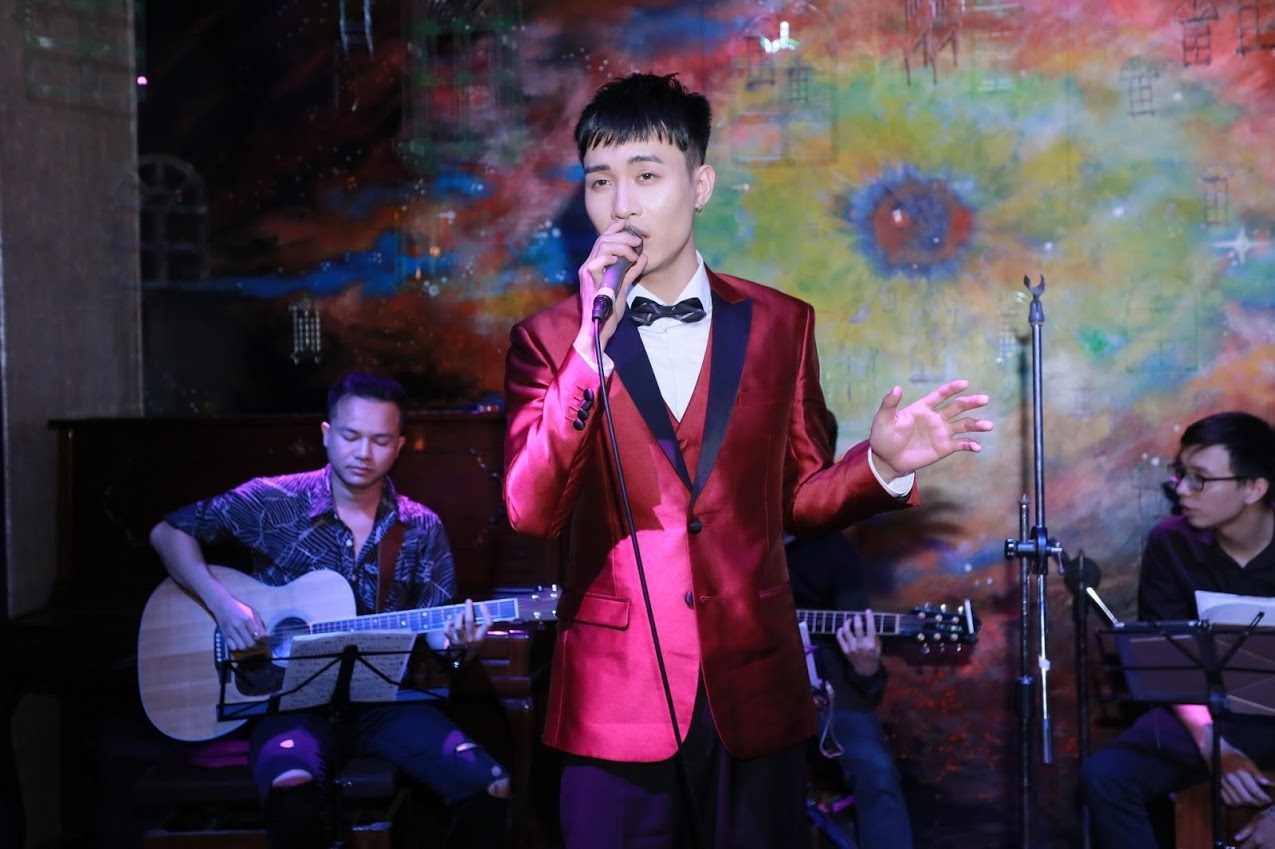 Pham Anh Duy, ca si tung khien 4 HLV The Voice 'xich mich' gio ra sao? hinh anh