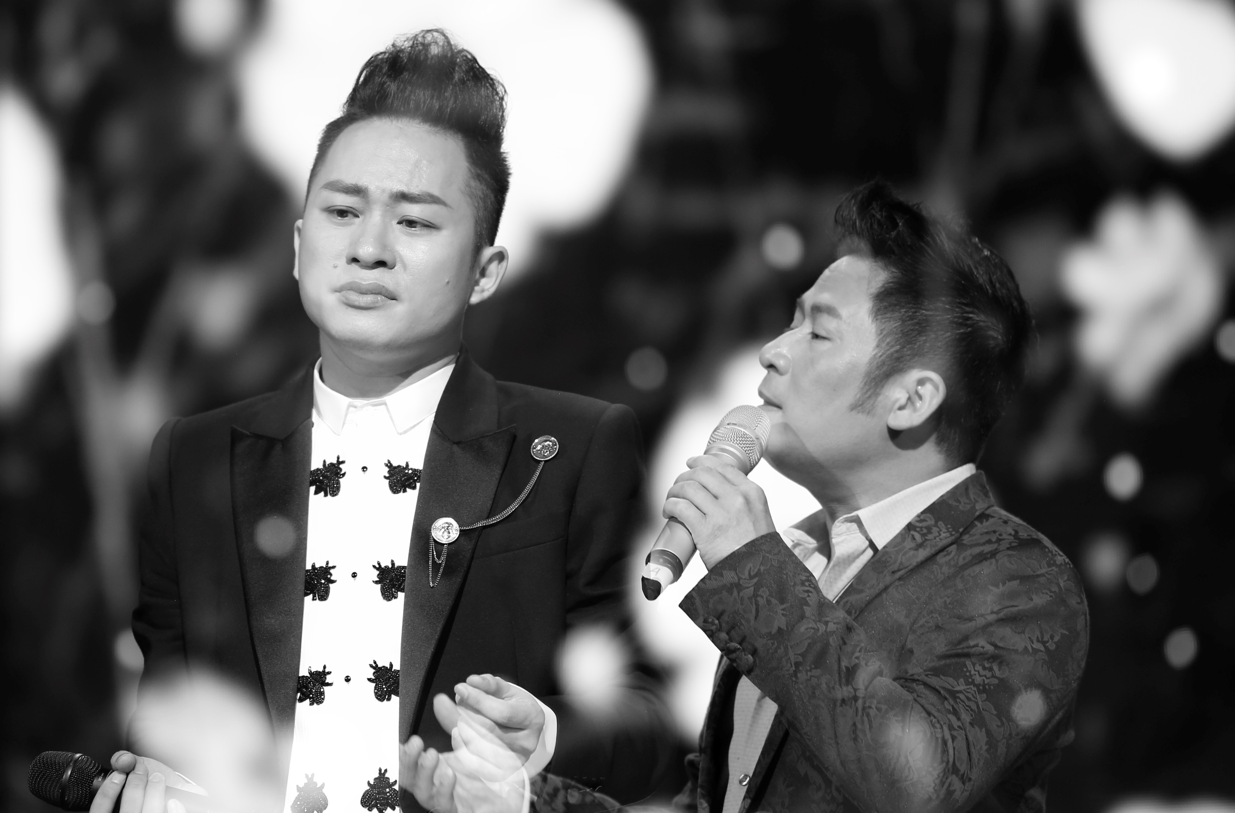 Tung Duong khoc, Bang Kieu run khi hat nhac cua 'tu quai song Hong' hinh anh