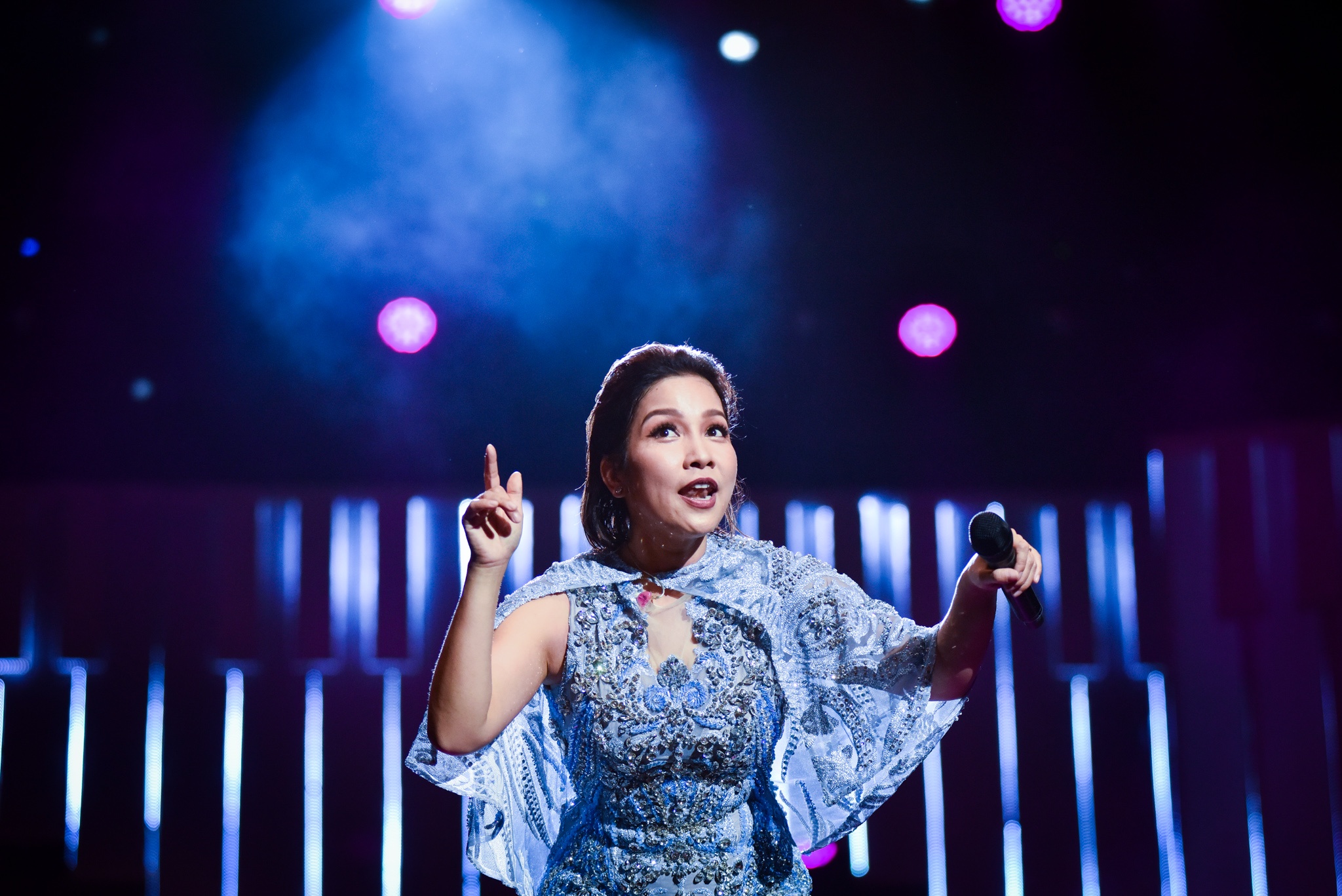 My Linh day hat cho hon nghin khan gia Ha Noi ngay tren san khau hinh anh