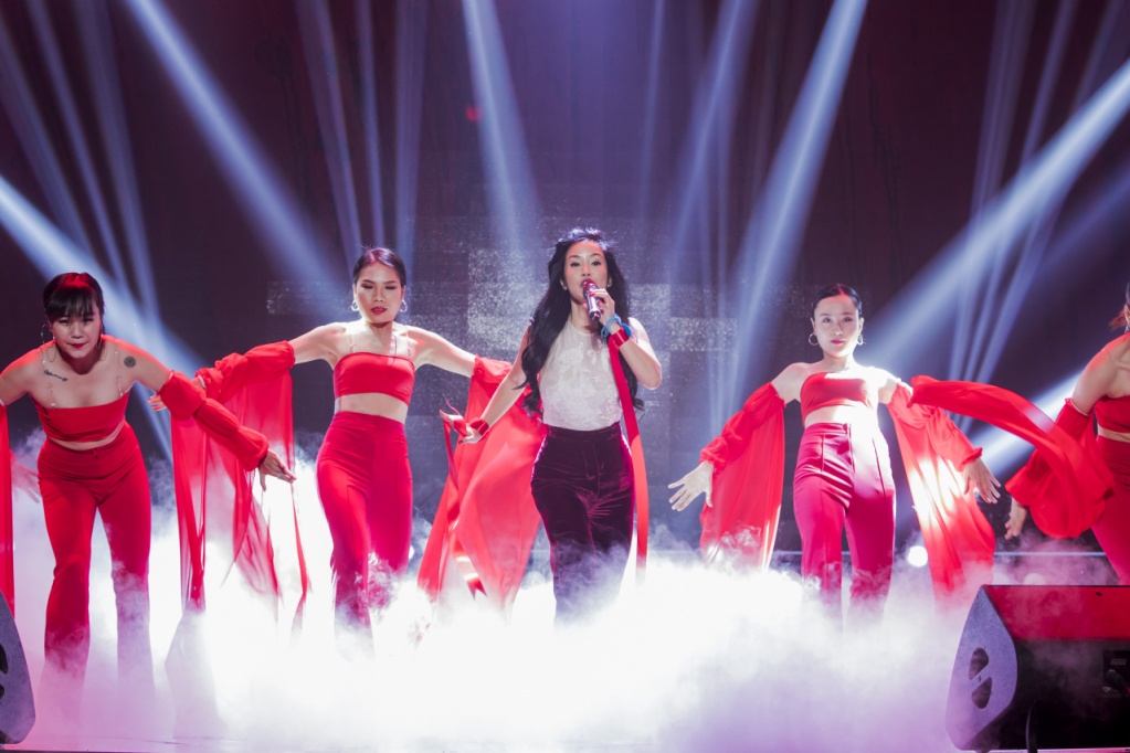 Hong Nhung hat Bua yeu anh 1