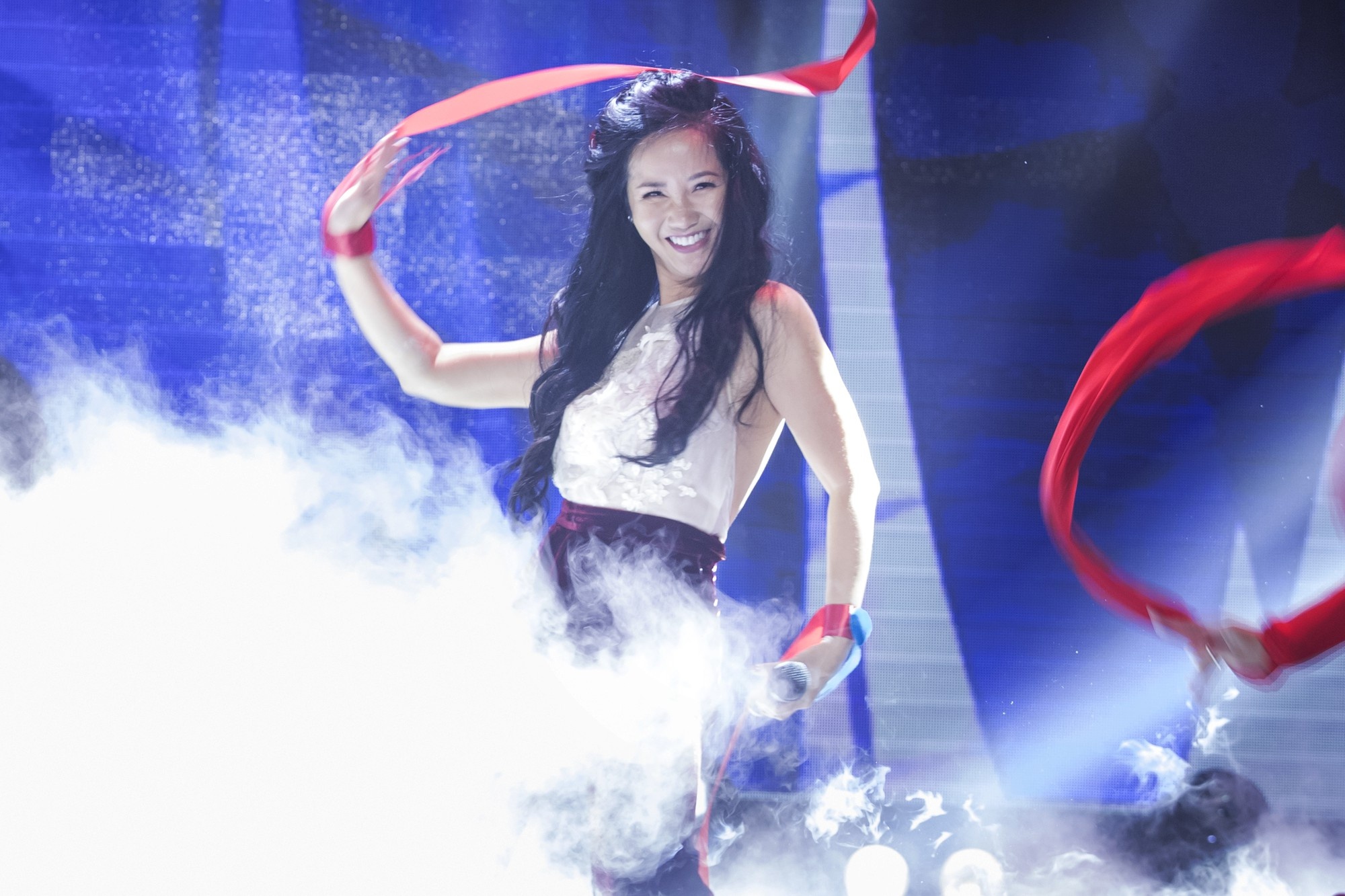 Hong Nhung hat 'Bua yeu' bi che: Diva sao chang giu minh? hinh anh