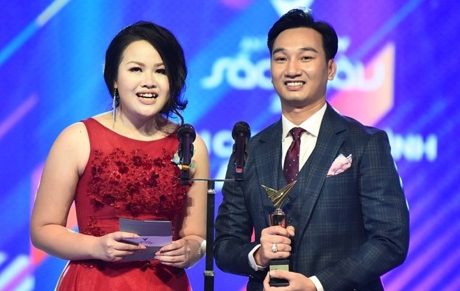 VTV Awards 2018 co thoa dang khi cac BTV Thoi su lai trang giai? hinh anh
